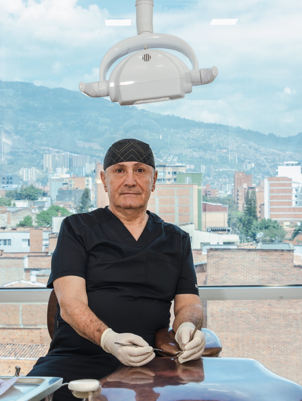 Profesional de OMES con indumentaria clínica en el consultorio